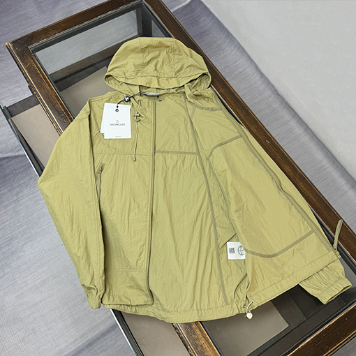 モンクレールコピー 新モデルファッションフード付きの軽量で通気にれた日焼け防止服