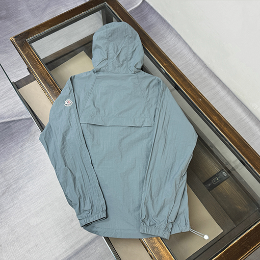 モンクレールコピー 新モデルファッションフード付きの軽量で通気にれた日焼け防止服