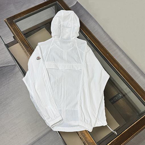モンクレールコピー 新モデルファッションフード付きの軽量で通気にれた日焼け防止服
