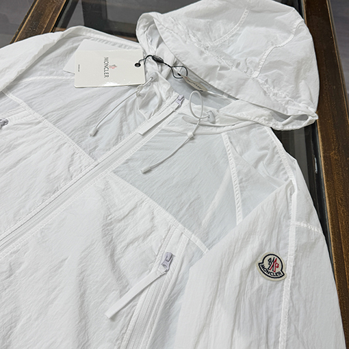 モンクレールコピー 新モデルファッションフード付きの軽量で通気にれた日焼け防止服