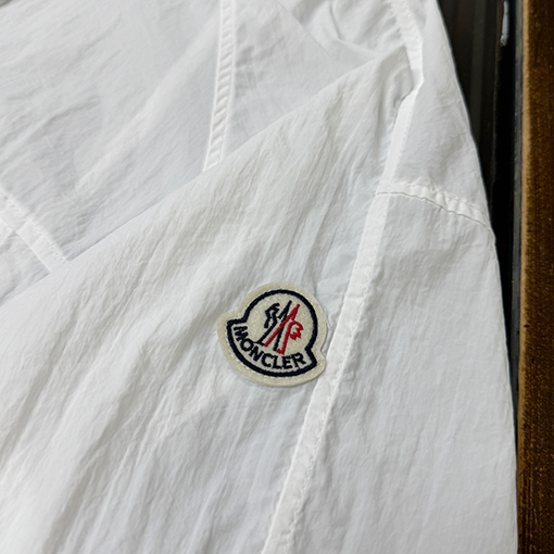 モンクレールコピー 新モデルファッションフード付きの軽量で通気にれた日焼け防止服