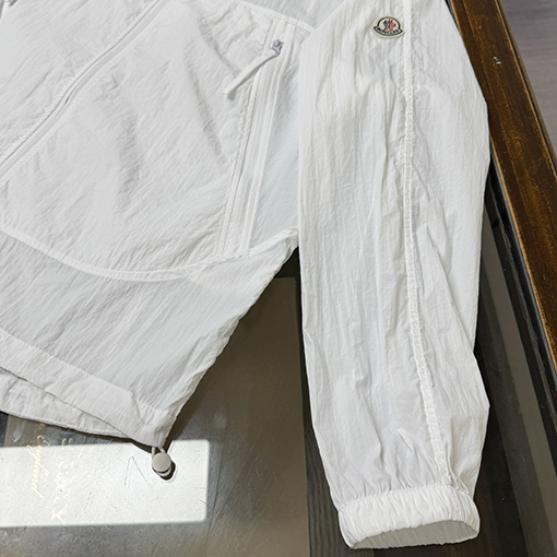 モンクレールコピー 新モデルファッションフード付きの軽量で通気にれた日焼け防止服