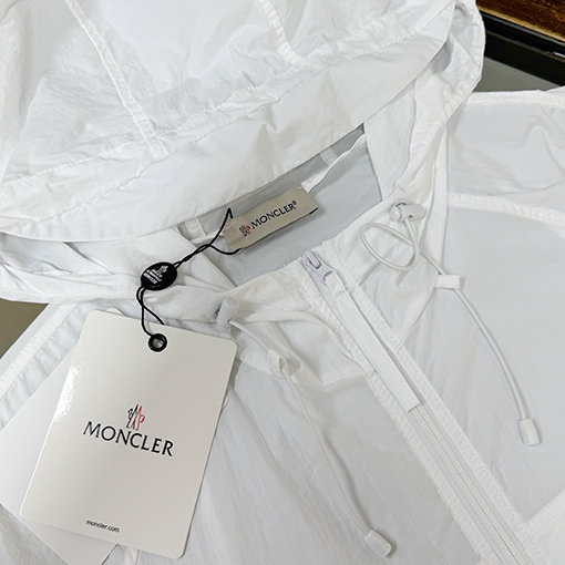 モンクレールコピー 新モデルファッションフード付きの軽量で通気にれた日焼け防止服