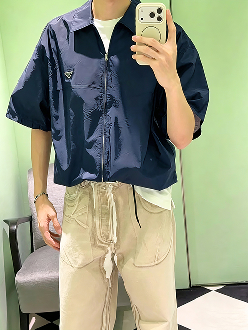 プラダスーパーコピー クラシックなアイアンラベルのナイロン製の半袖ジャケット