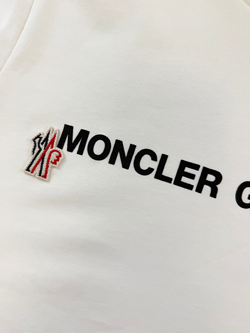 モンクレール Moncler ロゴ文字プリントの半袖Tシャツ