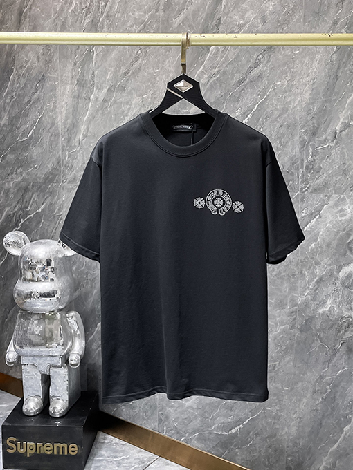 クロムハーツスーパーコピー クラシックなラインストーン付きホースシュー サンスクリット文字クロス 半袖Tシャツ