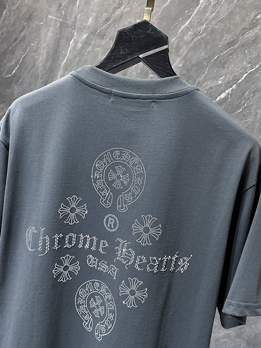 クロムハーツスーパーコピー クラシックなラインストーン付きホースシュー サンスクリット文字クロス 半袖Tシャツ