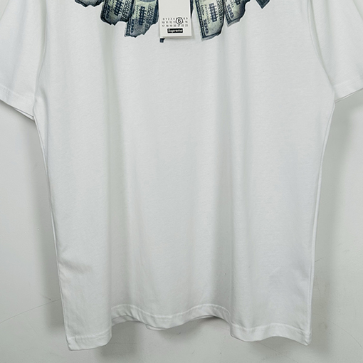 シュプリームコピー X マルタンマルジェラスーパーコピー MONEY S/S TOP コラボレーションによるゴールドフェザープリント半袖Tシャツ
