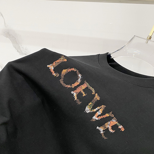 ロエベスーパーコピー LOEWE 胸にのレインボーレターロゴが刺繍された半袖Tシャツ