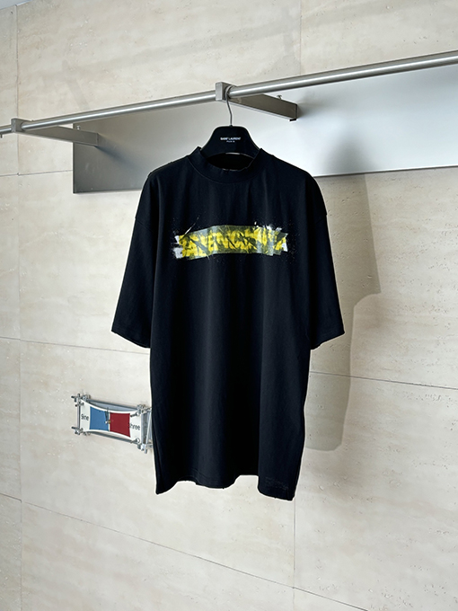 バレンシアガスーパーコピー BALENCIAGA 春夏コレクションイエローテープのずれプリントゆったりとした半袖Tシャツ