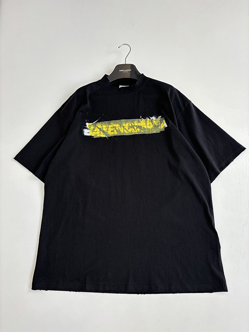 バレンシアガスーパーコピー BALENCIAGA 春夏コレクションイエローテープのずれプリントゆったりとした半袖Tシャツ