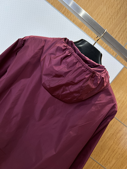 モンクレール 袖に刺繍パッチが付いたフード付き防風ジャケット