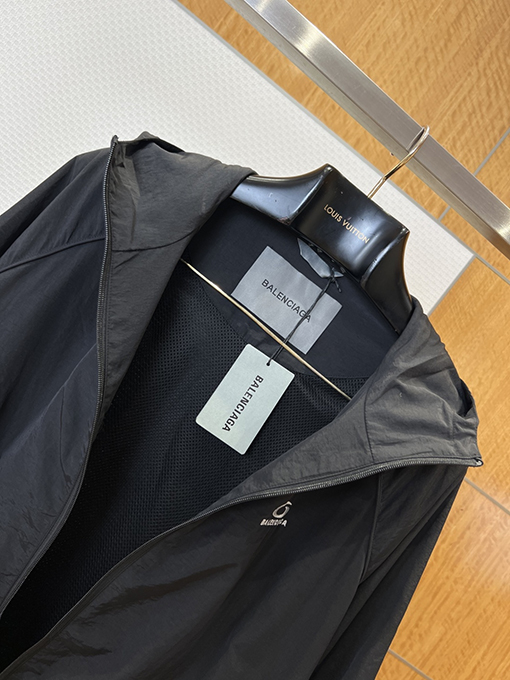 バレンシアガコピー BALENCIAGA 刺繍ロゴ入りフード付き防風ジャケット