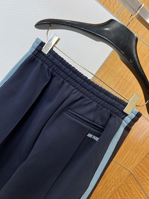 アミリコピー カラーブロックのサイドストライプ入りストレートレッグニットスウェットパンツ