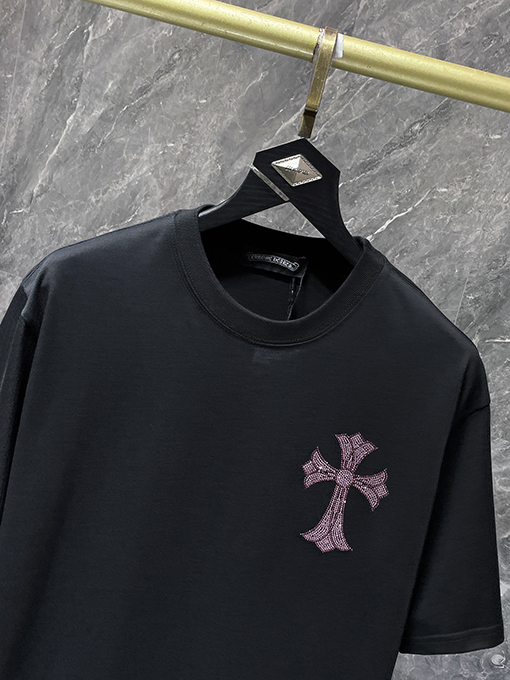 クロムハーツ ラインストーン付き蹄鉄とサンスクリット文字の十字架がデザインされた半袖Tシャツ