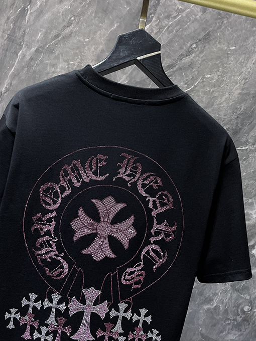 クロムハーツ ラインストーン付き蹄鉄とサンスクリット文字の十字架がデザインされた半袖Tシャツ