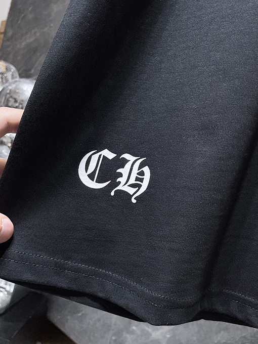 クロムハーツ ラインストーン付き蹄鉄とサンスクリット文字の十字架がデザインされた半袖Tシャツ