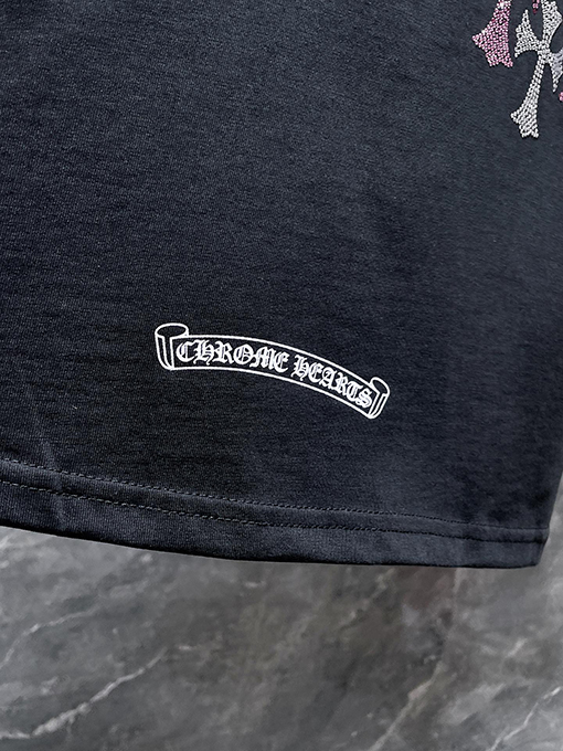 クロムハーツ ラインストーン付き蹄鉄とサンスクリット文字の十字架がデザインされた半袖Tシャツ