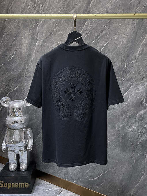 クロムハーツ 馬蹄形のサンスクリット十字が透かし彫りされた半袖Tシャツ