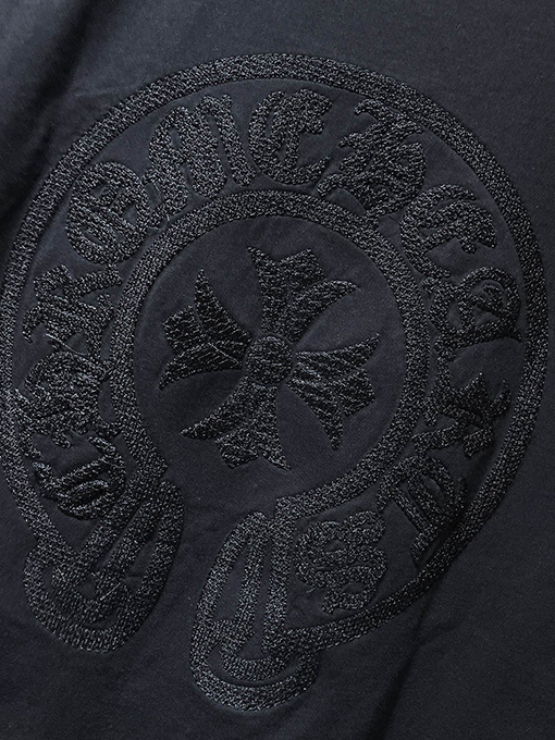 クロムハーツ 馬蹄形のサンスクリット十字が透かし彫りされた半袖Tシャツ