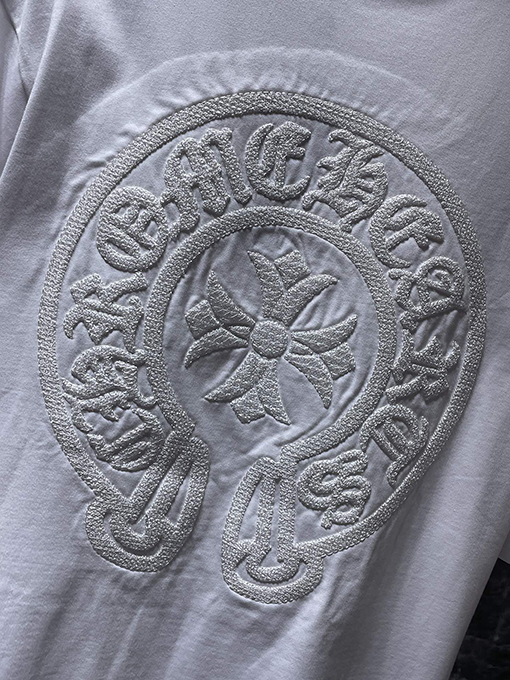 クロムハーツ 馬蹄形のサンスクリット十字が透かし彫りされた半袖Tシャツ