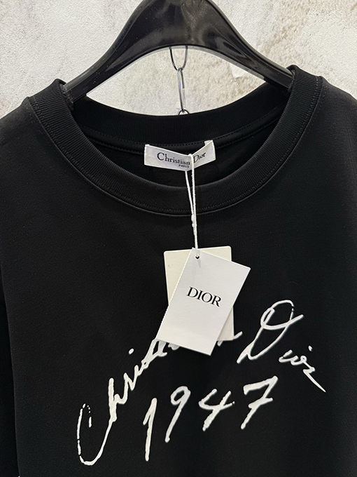 ディオールスーパーコピー Christian Dr 1947 シグネチャーのフロッキープリント入りクルーネック半袖Tシャツ