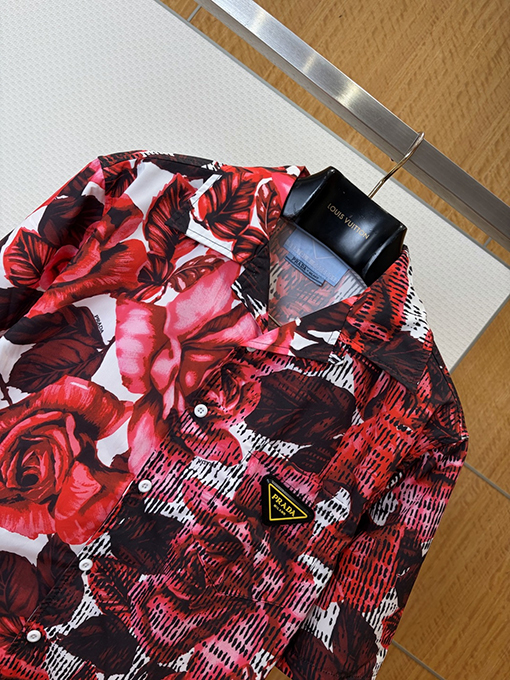 プラダ バラ柄の三角形ロゴ入り半袖シャツ
