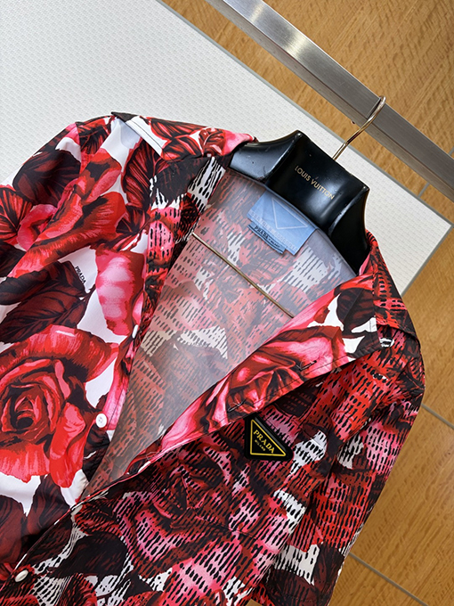 プラダ バラ柄の三角形ロゴ入り半袖シャツ