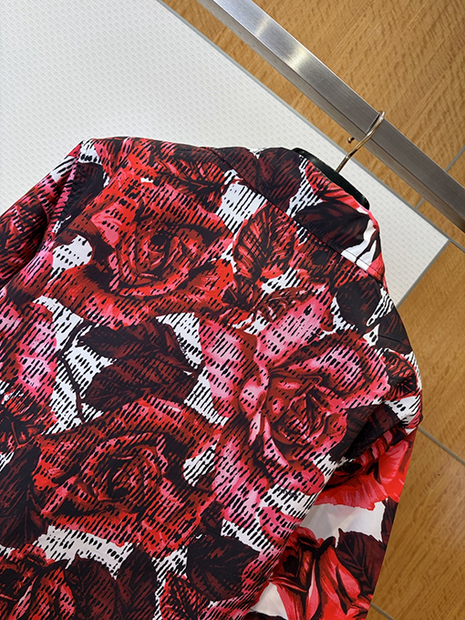 プラダ バラ柄の三角形ロゴ入り半袖シャツ