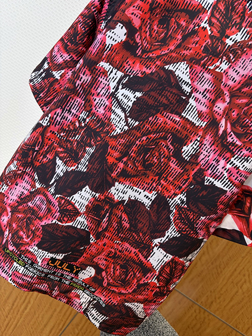 プラダ バラ柄の三角形ロゴ入り半袖シャツ
