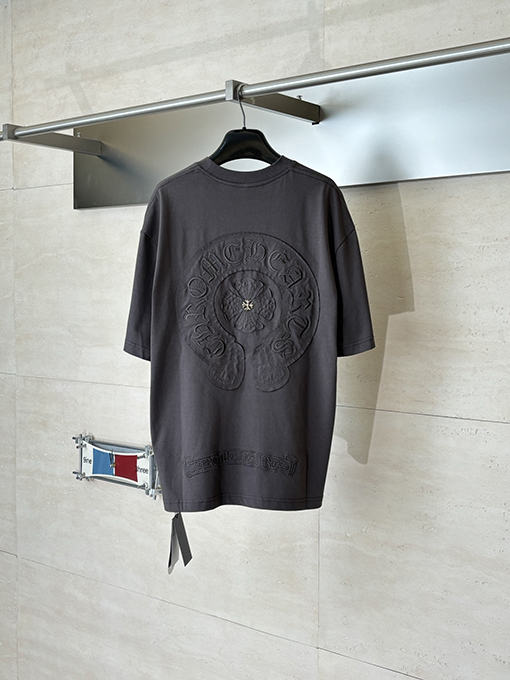 クロムハーツ アップリケ刺繍の蹄鉄ロゴ入り濃いグレーの半袖Tシャツ