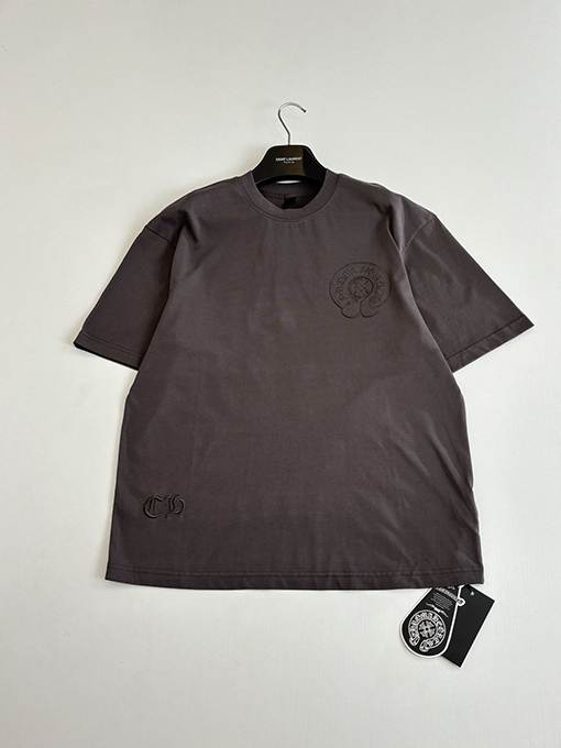 クロムハーツ アップリケ刺繍の蹄鉄ロゴ入り濃いグレーの半袖Tシャツ
