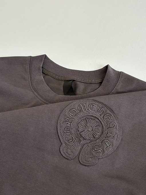 クロムハーツ アップリケ刺繍の蹄鉄ロゴ入り濃いグレーの半袖Tシャツ