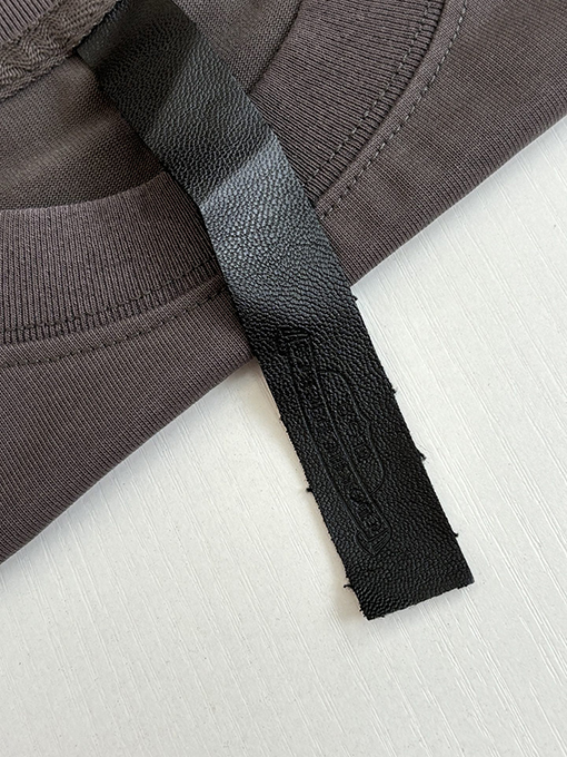 クロムハーツ アップリケ刺繍の蹄鉄ロゴ入り濃いグレーの半袖Tシャツ