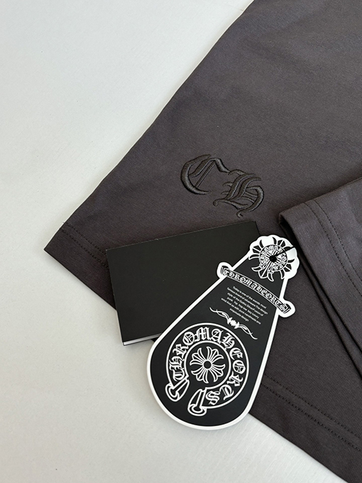 クロムハーツ アップリケ刺繍の蹄鉄ロゴ入り濃いグレーの半袖Tシャツ