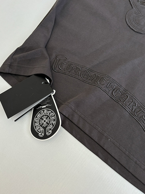 クロムハーツ アップリケ刺繍の蹄鉄ロゴ入り濃いグレーの半袖Tシャツ