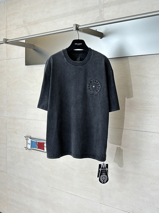 クロムハーツ アップリケ刺繍の蹄鉄ロゴ入り濃いグレーの半袖Tシャツ