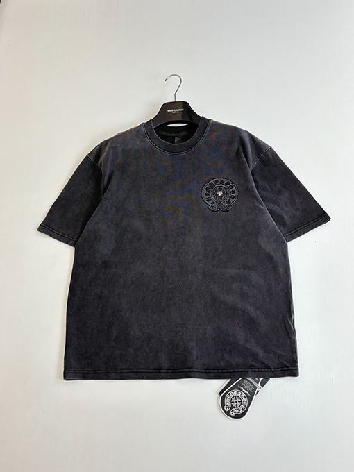 クロムハーツ アップリケ刺繍の蹄鉄ロゴ入り濃いグレーの半袖Tシャツ