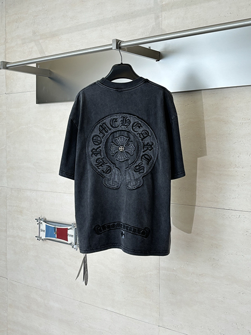 クロムハーツ アップリケ刺繍の蹄鉄ロゴ入り濃いグレーの半袖Tシャツ
