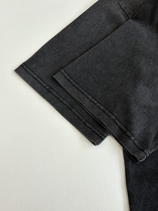 クロムハーツ アップリケ刺繍の蹄鉄ロゴ入り濃いグレーの半袖Tシャツ