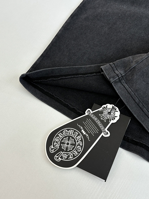 クロムハーツ アップリケ刺繍の蹄鉄ロゴ入り濃いグレーの半袖Tシャツ