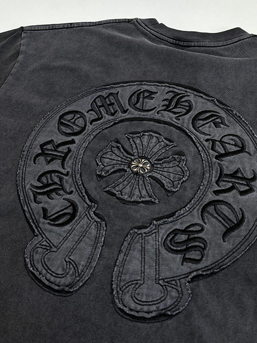 クロムハーツ アップリケ刺繍の蹄鉄ロゴ入り濃いグレーの半袖Tシャツ