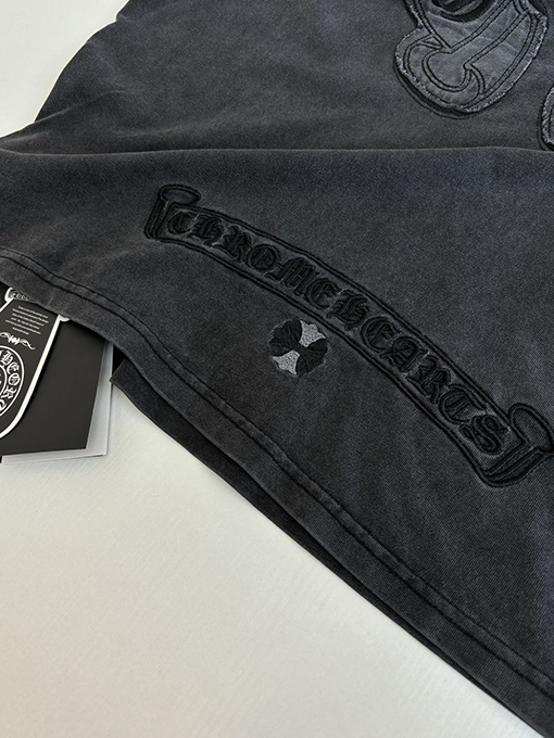 クロムハーツ アップリケ刺繍の蹄鉄ロゴ入り濃いグレーの半袖Tシャツ