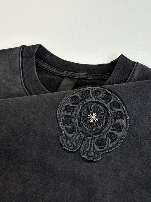 クロムハーツ アップリケ刺繍の蹄鉄ロゴ入り濃いグレーの半袖Tシャツ