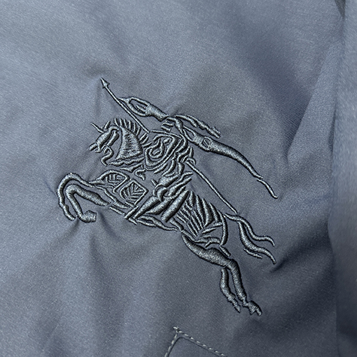 バーバリーコピー 両面クラシックなウォーホースのロゴ刺繍りリバーシブルフード付きウィンドブレーカージャケット