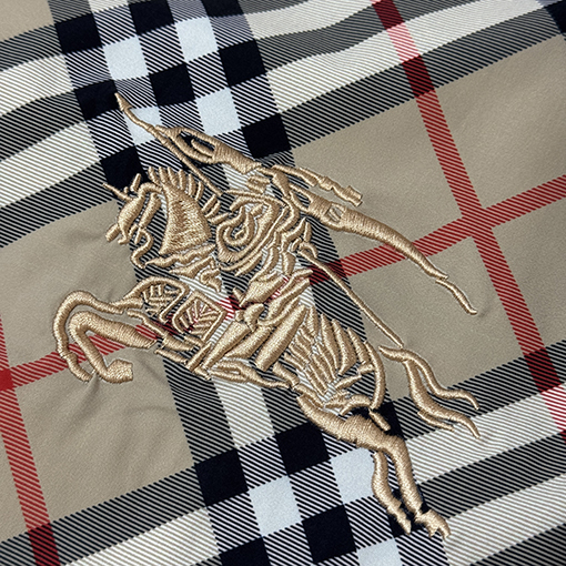 バーバリーコピー 両面クラシックなウォーホースのロゴ刺繍りリバーシブルフード付きウィンドブレーカージャケット