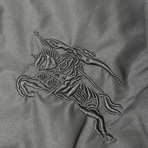 バーバリーコピー 両面クラシックなウォーホースのロゴ刺繍りリバーシブルフード付きウィンドブレーカージャケット