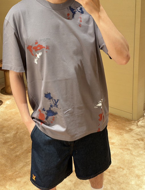 ルイヴィトンスーパーコピー 刺繍ロゴ入りインクが飛び散ったデザインの半袖Tシャツ