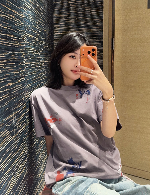 ルイヴィトンスーパーコピー 刺繍ロゴ入りインクが飛び散ったデザインの半袖Tシャツ