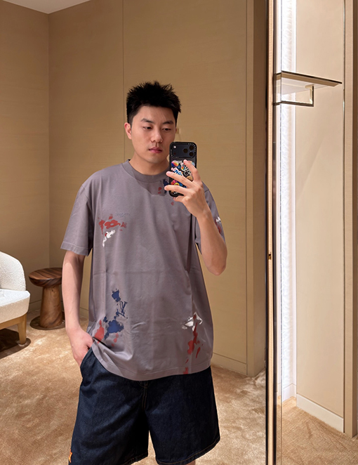 ルイヴィトンスーパーコピー 刺繍ロゴ入りインクが飛び散ったデザインの半袖Tシャツ
